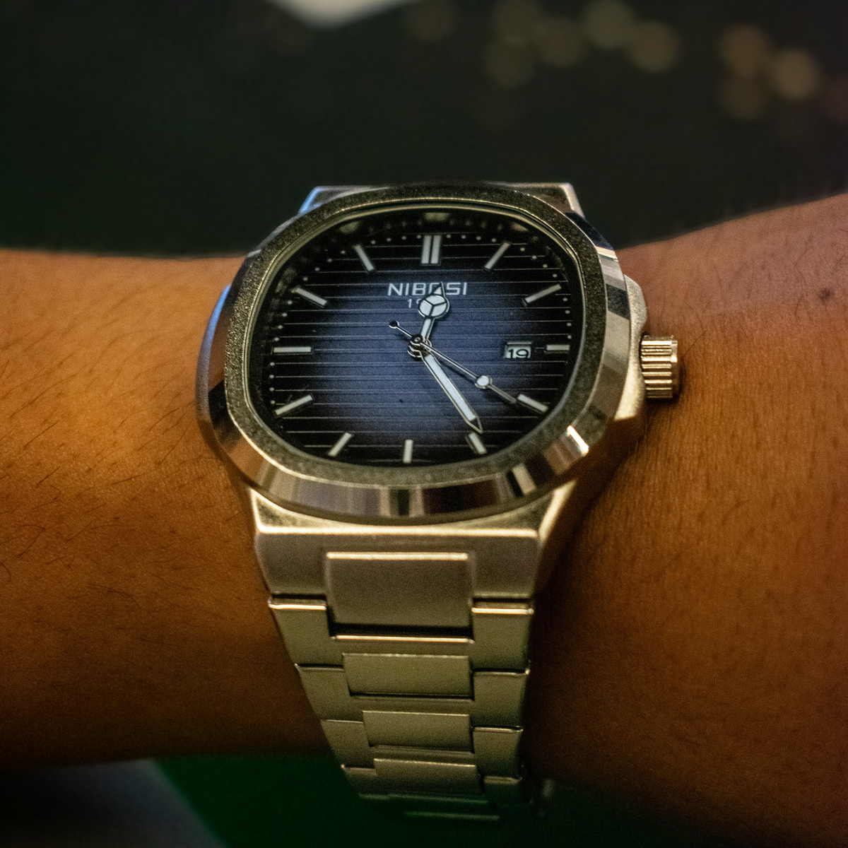 Nibosi Atlas Men's Watch – Gold – on the wrist