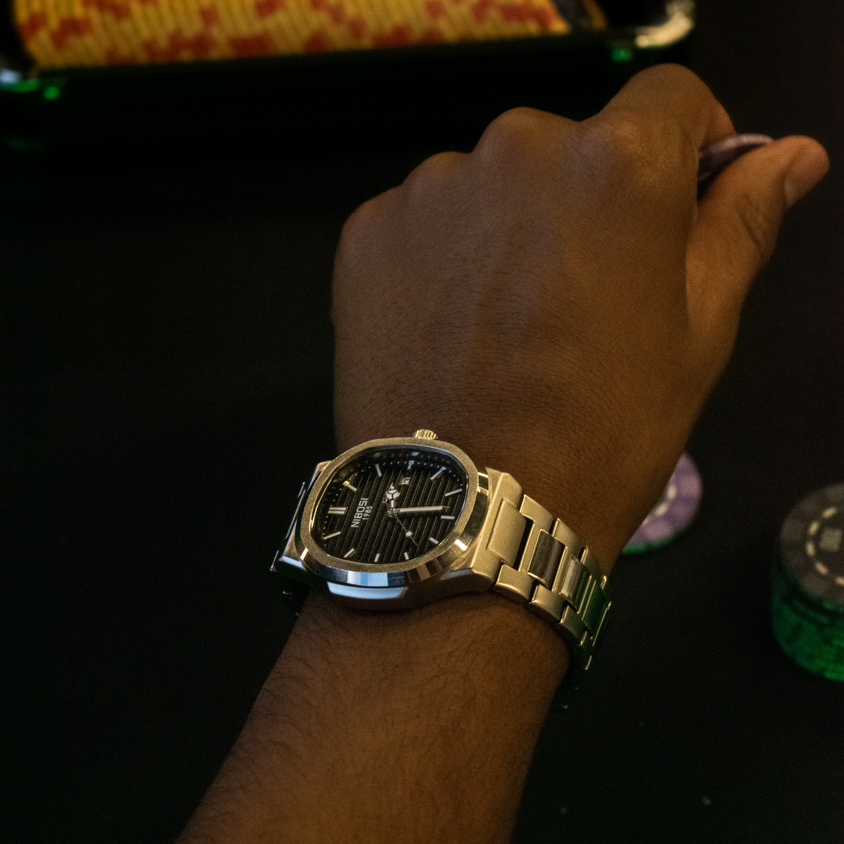 Nibosi Atlas Men's Watch – Gold – on the wrist