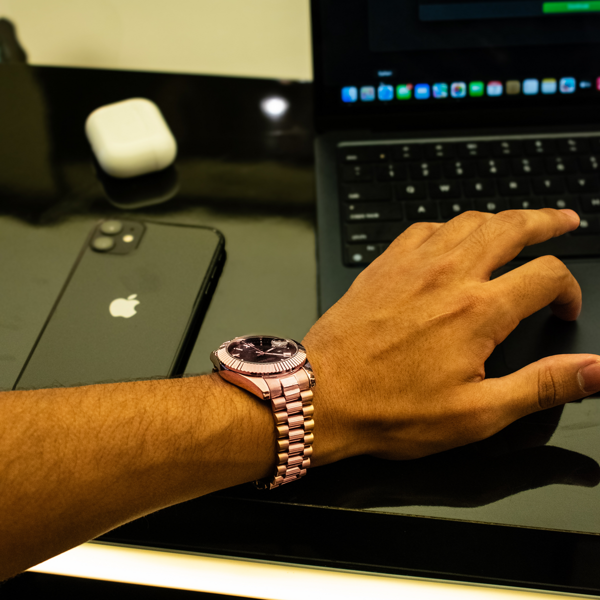 Nibosi Date Men's Watch – on the wrist